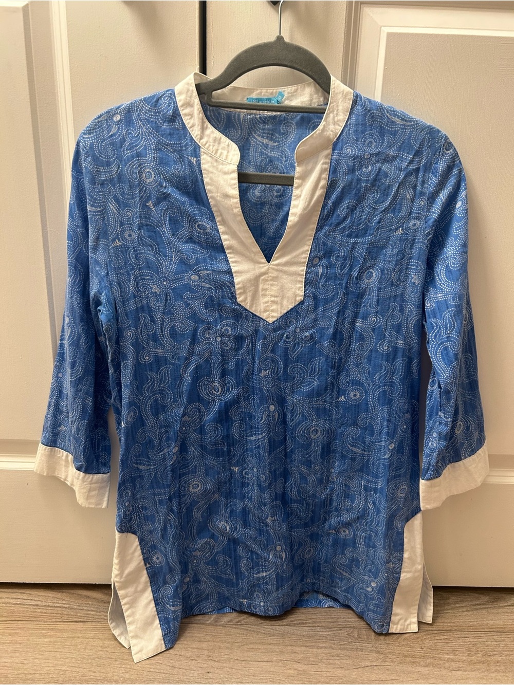 J. McLaughlin Women's Blue Printed Tunic with White Trim V Neck 💯 Cotton XS